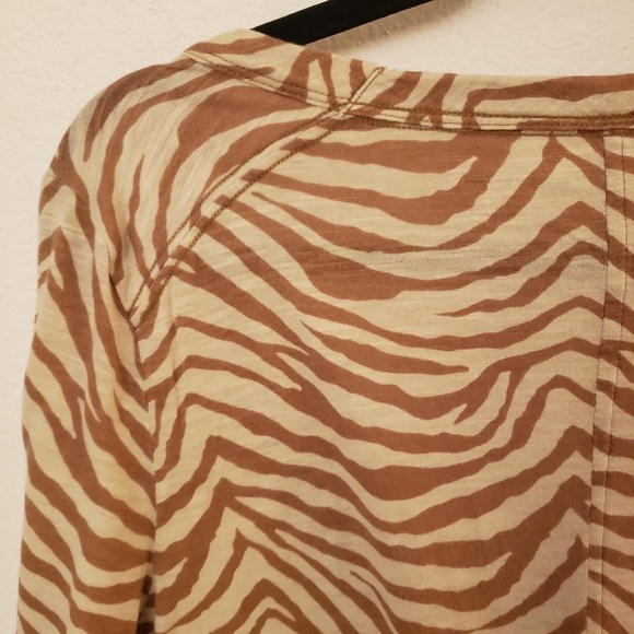 Banana Republic Relaxed Fit Long Sleeve Carmel/Tan Zebra Print T, size XL NWT - Picture 4 of 6